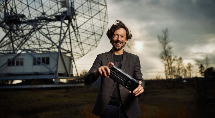 Joeri van Leeuwen toont een AI-chip. (c) ASTRON