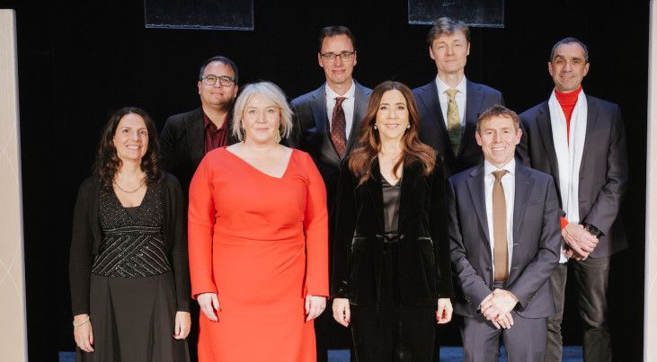 De winnaars van de Into Change and Into Innovation Award met Hare Majesteit Koningin Mary en minister Christina Egelund. Andrew Levan staat links op de achterste rij. Beeld: Malthe Ivarsson