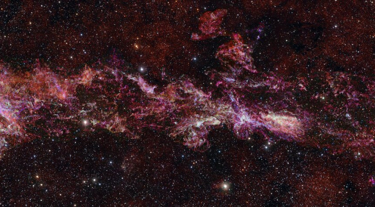 De grootste ALMA-afbeelding ooit toont filamenten van koud gas in het centrum van de Melkweg. Het afgebeelde gebied is ongeveer 650 lichtjaar breed. (c) ALMA(ESO/NAOJ/NRAO)/S. Longmore et al. 