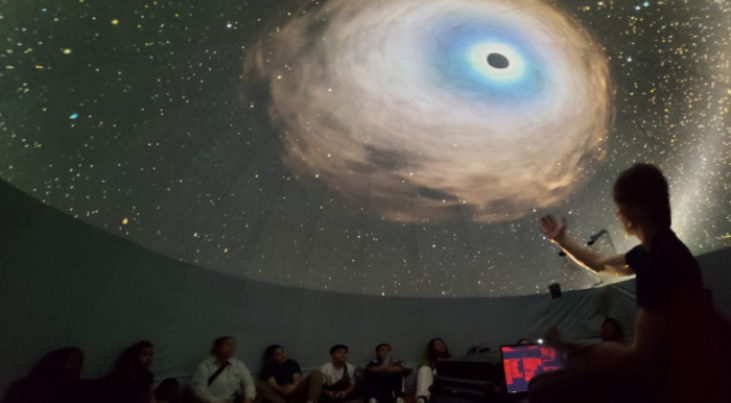 In het mobiel planetarium van NOVA.