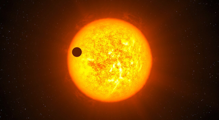 Een exoplaneet die voor zijn ster langs trekt. (c) ESO/L. Calçada
