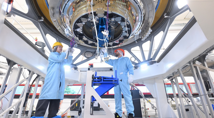 Het filterwiel-mechanisme van NOVA wordt geïntegreerd in de cryostaat bij MPE in Garching. Credit: MPE/NOVA/F. Kamphues