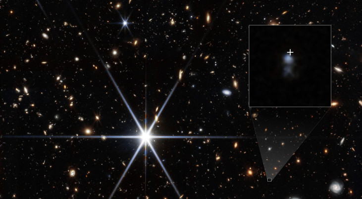 Ruimtetelescoop James Webb kon het sterrenstelsel detecteren waarin de snelle radioflits FRB 20240304B plaatsvond (die locatie is aangegeven met het witte kruis). (c) NASA/ESA/CSA/STScI/Themiya Nanayakkara (USYD)