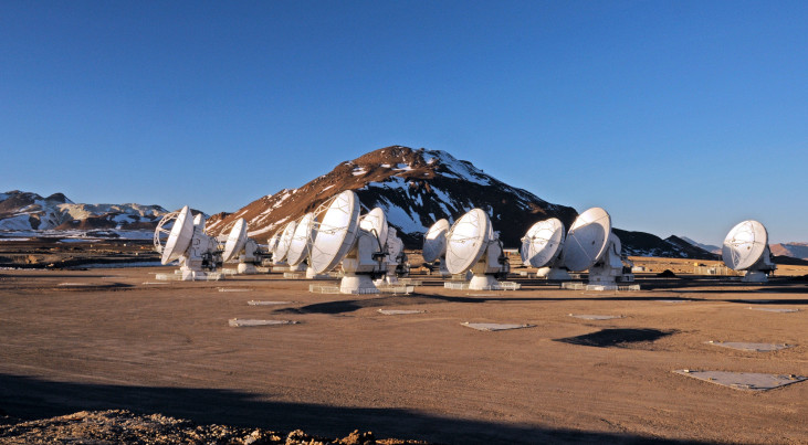 Nienke van der Marel speurt onder andere met de ALMA-antennes naar de bouwstenen van het heelal. (c) ALMA/W. Garnier