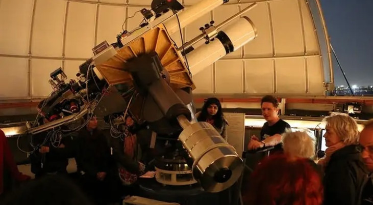 Sterrenkijken in de koepels van de Universiteit van Amsterdam. (c) Anton Pannekoek Instituut voor Astronomie