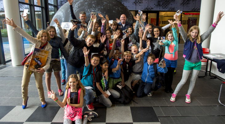 Archieffoto van de koepel met een klas leerlingen en André Kuipers. (c) Techniekpact/Marco de Swart