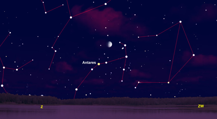 29 juli: ster Antares (Schorpioen) linksonder maan