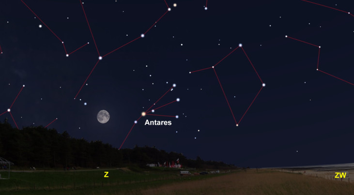 1 juli: Antares (Schorpioen) rechts van bijna volle maan