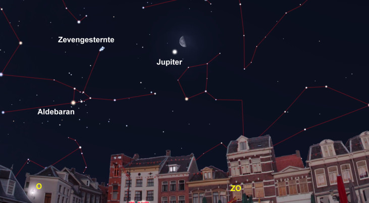 8 augustus: Jupiter linksonder halve maan