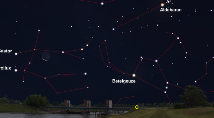 13 augustus: Castor en Pollux (Tweelingen) links van de maan