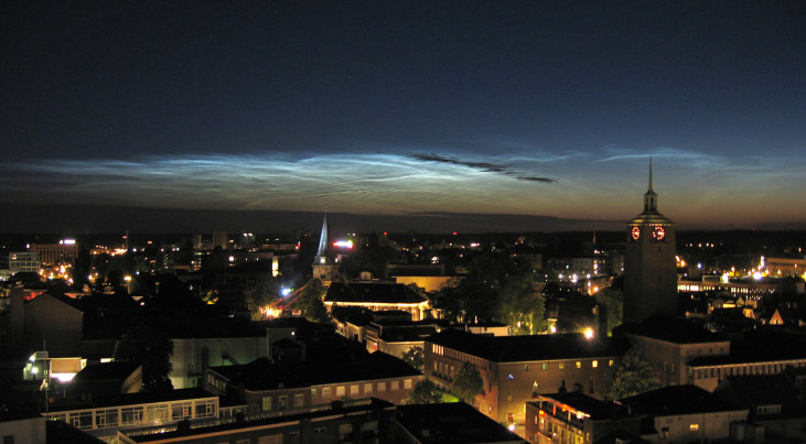 In de maanloze nachten rond het begin van de zomer heb je kans om lichtende nachtwolken te zien. Hier een foto van het verschijnsel boven Enschede. (c) Door Ruudgreven, CC BY-SA 3.0 [via Wikimedia]