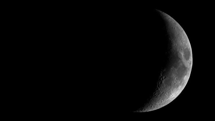 Tijdens de Landelijke sterrenkijkdagen is de maan voor ruim twintig procent verlicht. Door de veranderende schaduwwerking worden steeds nieuwe kraters en maanzeeën zichtbaar. (c) Henk Bril