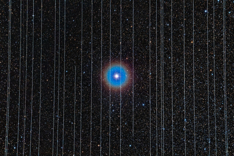 Starlinkstrepen over ster in sterrenbeeld Zwaan
