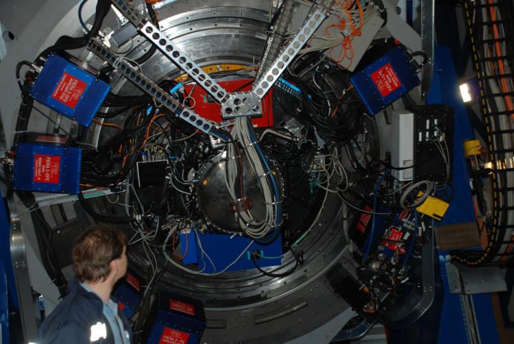 De 700 kilo zware OmegaCAM aan de telescoop in Chili.