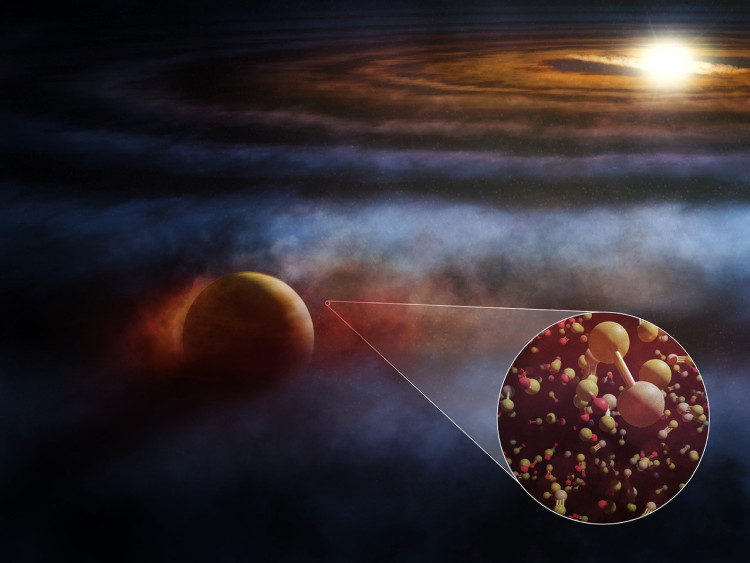 De jonge ster HD 169142 bevindt zich in het sterrenbeeld Boogschutter en herbergt een reusachtige protoplaneet in een grote schijf gas en stof. Op deze artistieke weergave is te zien hoe de Jupiter-achtige planeet in wisselwerking staat met nabijgelegen moleculair gas en dit verhit. Hierdoor worden uitstromen veroorzaakt die zichtbaar zijn in verschillende emissielijnen. Een onderzoeksteam met daarbij Alice Booth (Universiteit Leiden) detecteerde naast het veelvoorkomende koolmonoxide (12CO en 13CO) en het zeldzamere zwavelmonoxide (SO) ook het nog niet eerder rond jonge sterren waargenomen siliciummonosulfide (SiS). (c) ALMA (ESO/NAOJ/NRAO), M. Weiss (NRAO/AUI/NSF)