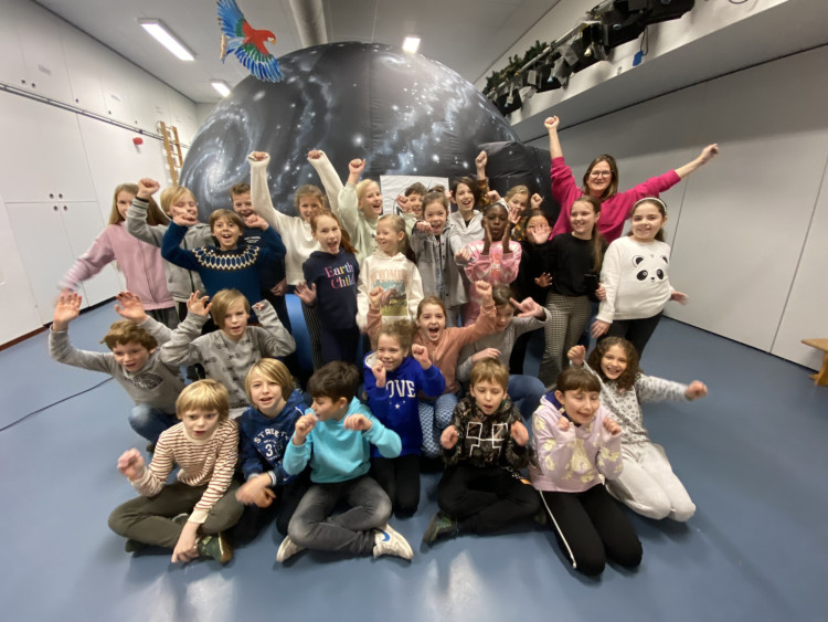 Leerlingen bij planetarium