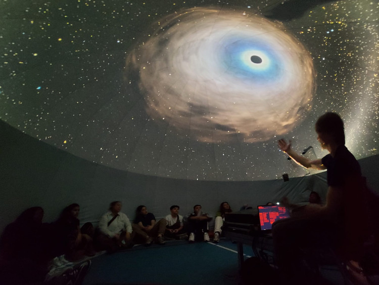 In het planetarium. (c) NOVA