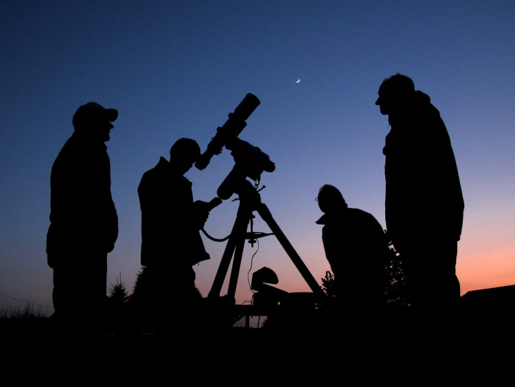 Bezoekers tijdens de Landelijke Sterrenkijkdagen turen met telescopen naar hemelobjecten. (c) Jan Koeman, Volkssterrenwacht Philippus Lansbergen