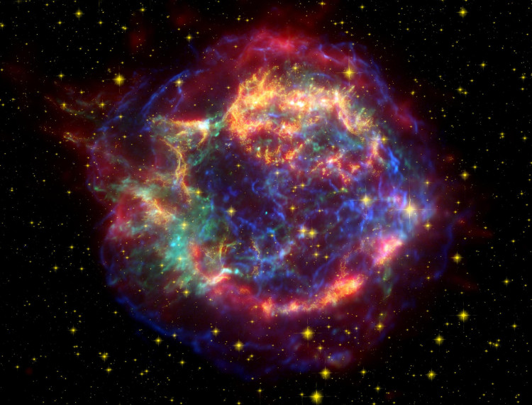 Ingekleurde afbeelding van Cassiopeia A gebaseerd op gegevens van de ruimtetelescopen Hubble, Spitzer en Chandra. (c) NASA/JPL-Caltech [via Wikimedia]