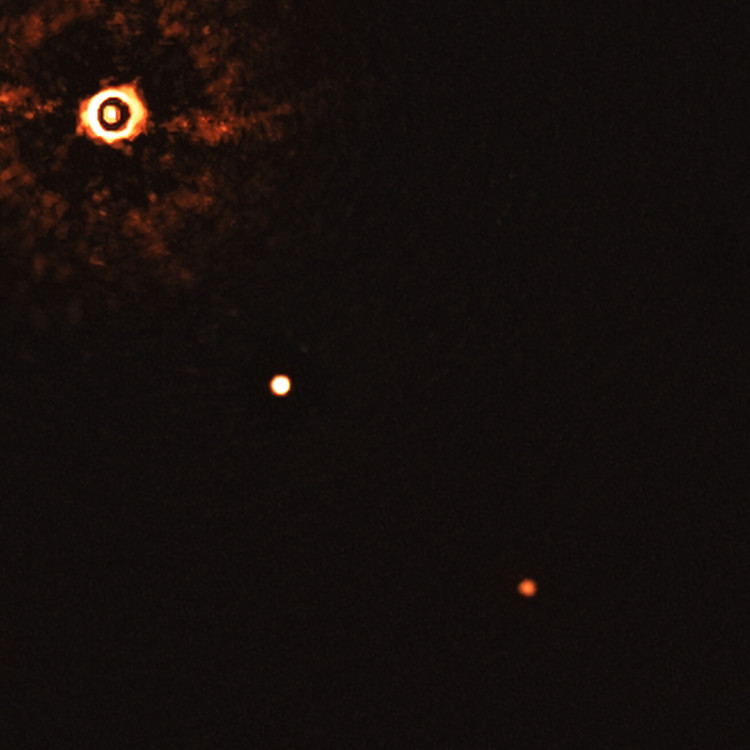 De ster TYC 8998-760-1 en de twee reuzenplaneten die haar begeleiden (c) ESO/Bohn et al
