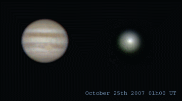 Rechts de uitdijende coma van komeet Holmes. Links een afbeelding van Jupiter, als Jupiter op dezelfde afstand zou staan als komeet Holmes. Credit & Copyright: Eric Allen Observatoire du Cégep de Trois-Rivières