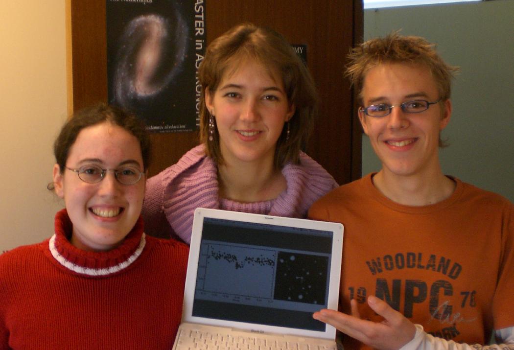 De drie Leidse sterrenkundestudenten Francis Vuijsje, Meta de Hoon en Remco van der Burg