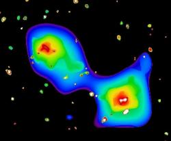 Röntgenfoto gemaakt met XMM-Newton van het gebied rond de cluster Abell 3128. De heldere vlek links is het hete gas in de onlangs ontdekte verre cluster, de vlek rechts is het hete gas dat zich bevindt in de cluster Abell 3128. (c) SRON, Werner et al. 20