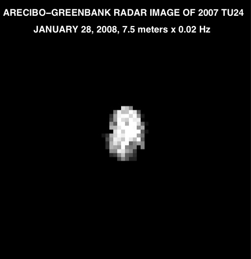 Radarbeeld van planetoïde 2007 TU24, gemaakt op 28 januari 2008 met de Arecibo Observatory en de Green Bank Telescope. De resolutie is ongveer 7,5 meter per pixel, en is een optelsom van drie minuten data. Credit: Arecibo/Green Bank