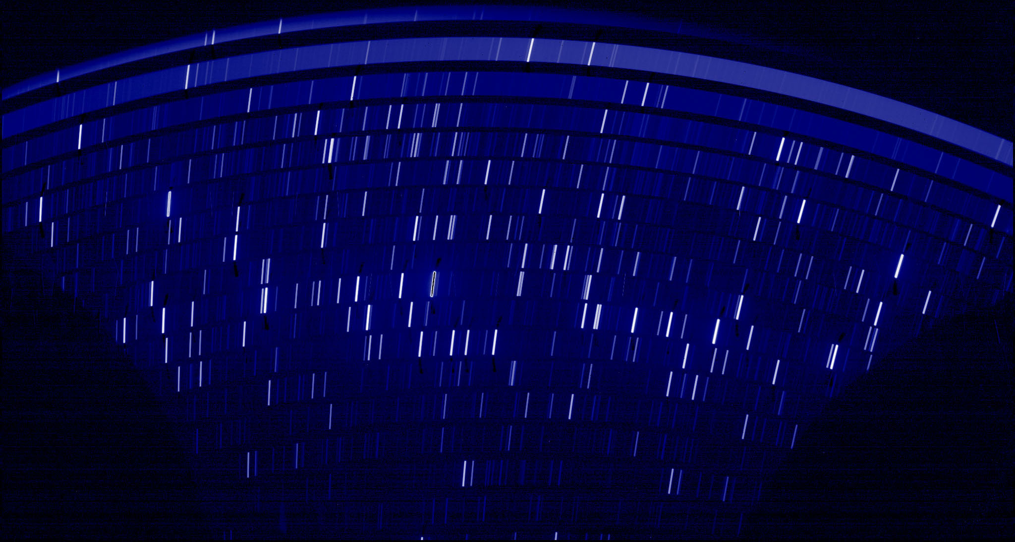 Het beeld dat de X-shooter nabij-infrarood spectrograaf maakt van een Thorium-Argon calibratielamp. De kleuren worden uiteengerafeld, met de kortste golflengte linksonder (100 nm) en de langste golflengte rechtsboven (2500 nm) (credit: Matthew Horrobin, U