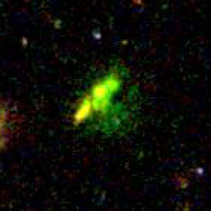Gecombineerde driekleuren opname (blauw, groen en rood) van het grote radiosterrenstelsel TN J1338-1942, waarvan men vermoedt dat die het centrum vormt van een cluster in aanbouw. Het groene licht is hoofdzakelijk afkomstig van de Lyman a straling van hee