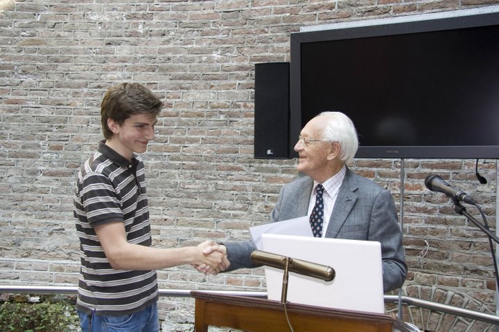 Dejan Gajic wordt gefeliciteerd door Prof. Kees de Jager (credit: Edwin Mathlener, Zenit)