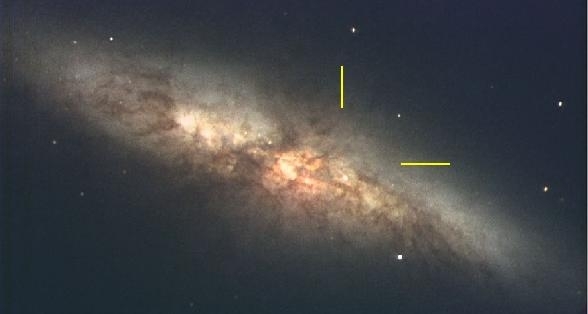 Het sterrenstelsel M82 (foto Subaru telescope). De sterclusters uit het onderzoek bevinden zich op het kruispunt van de gele lijnen.