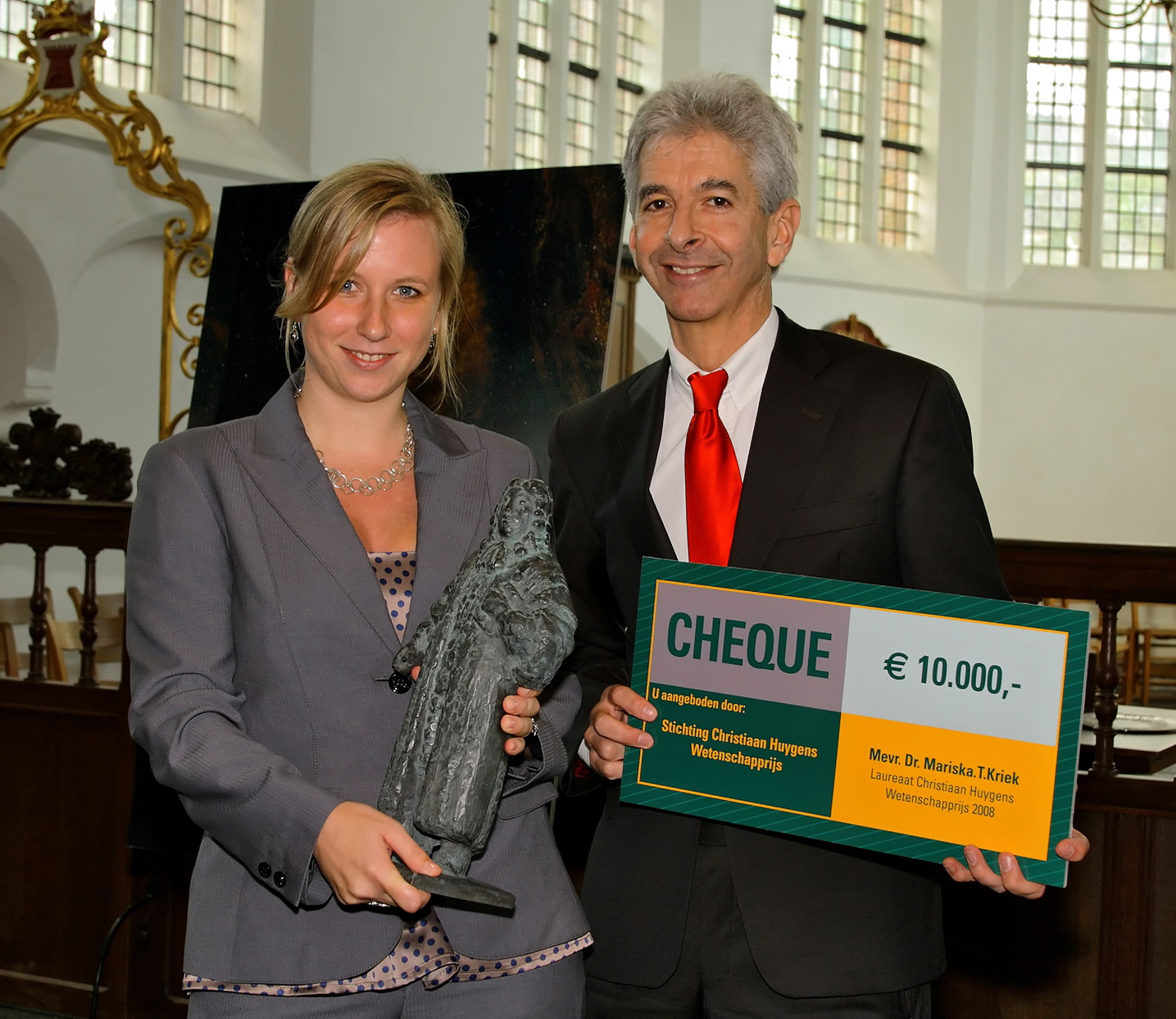 Mariska Kriek ontvangt de Christiaan Huygens Wetenschapsprijs 2008 uit handen van minister Plasterk van OCW (credit: Stichting Christiaan Huygensprijs/ESA)