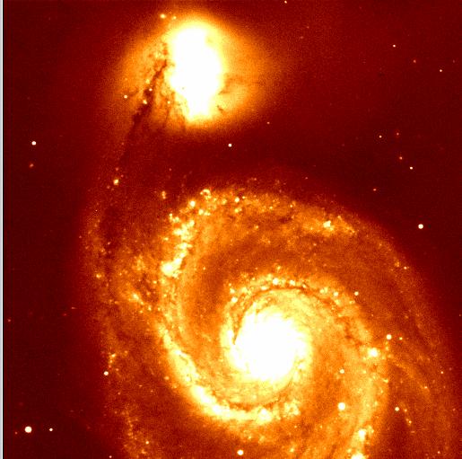 Overzichtsfoto van M51 en z'n begeleider, waarmee hij 400 miljoen jaar geleden bijna in botsing kwam. Foto Lowell Observatory.