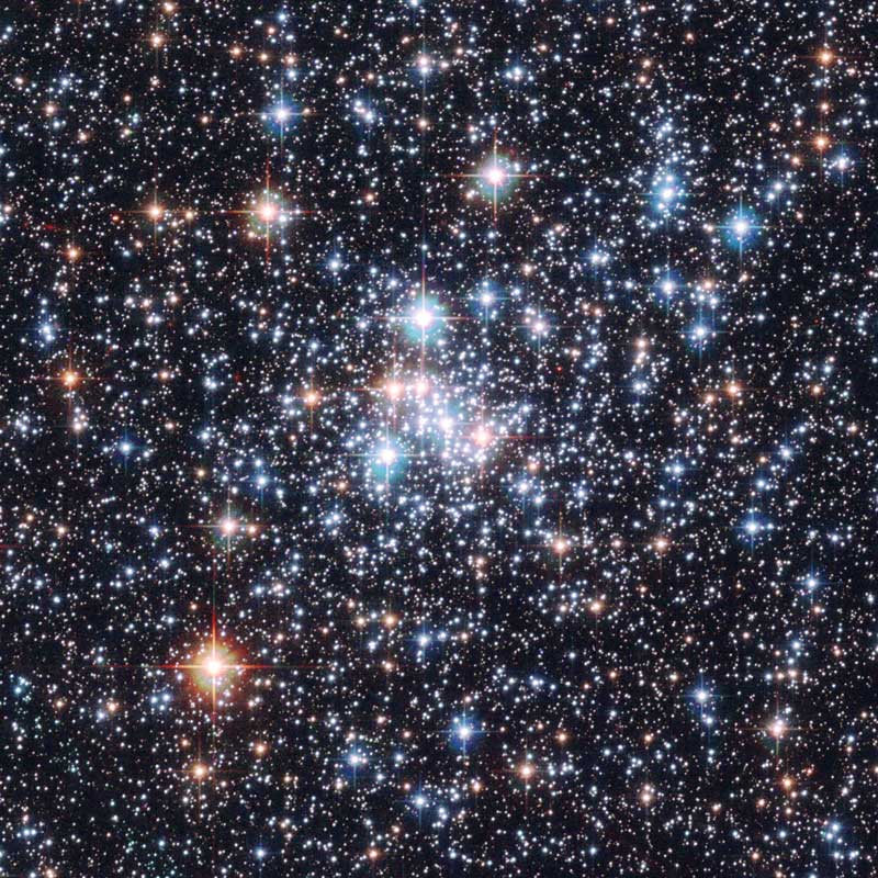 De sterrenhoop NGC 290 in de Kleine Magelhaense Wolk lijkt veel op de sterrenhoop waarin de zon zou kunnen zijn ontstaan
