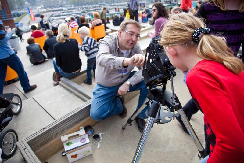 Tijdens het weekend van de sterren op 4 en 5 mei in NEMO stond de spectroscoop op het dakterras van NEMO. De kinderen stonden in de rij om het spectrum van de zon te bekijken.