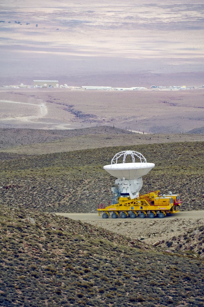 Eerste ALMA-antenne op weg naar Chajnantor (c) ESO
