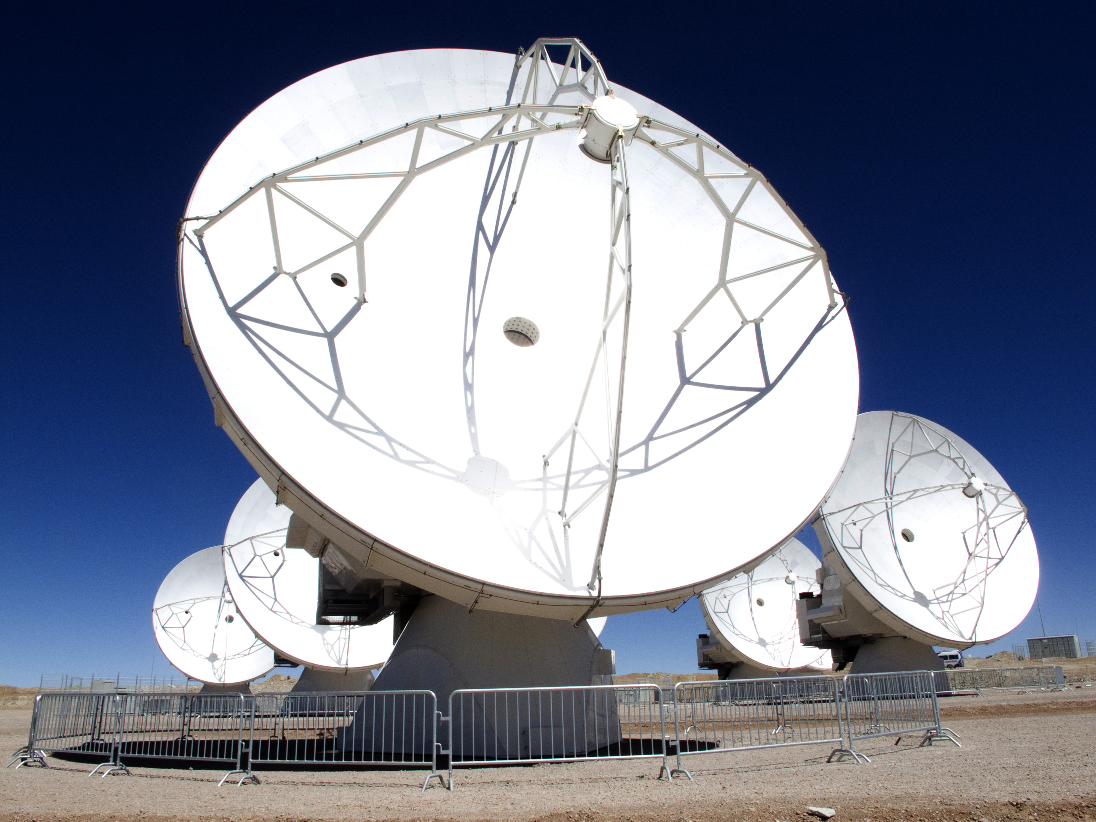 Een groep van 5 Amerikaanse antennes op de high site. Credit: ALMA (ESO/NAOJ/NRAO)