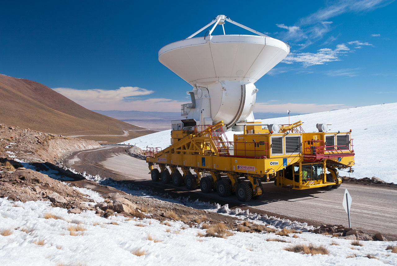 Een Europese antenne onderweg naar boven. Aan de ophanging van de secundaire spiegel bovenin is te zien dat het een Europese antenne is. Deze is namelijk recht. Credit: ESO/S. Stanghellini