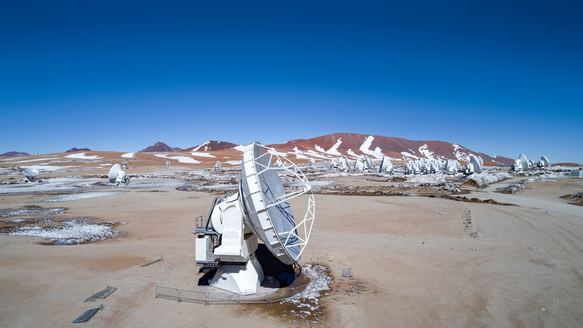 De ALMA-telescopen in Chili. (c) ALMA (ESO/NAOJ/NRAO)