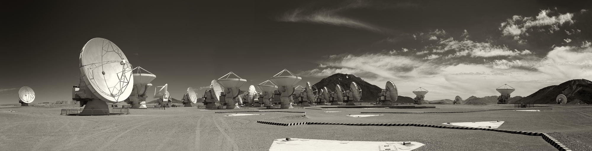 Panoramisch overzicht van de ALMA-telescopen in de Chileense Andes. (c) ESO/S. Seip