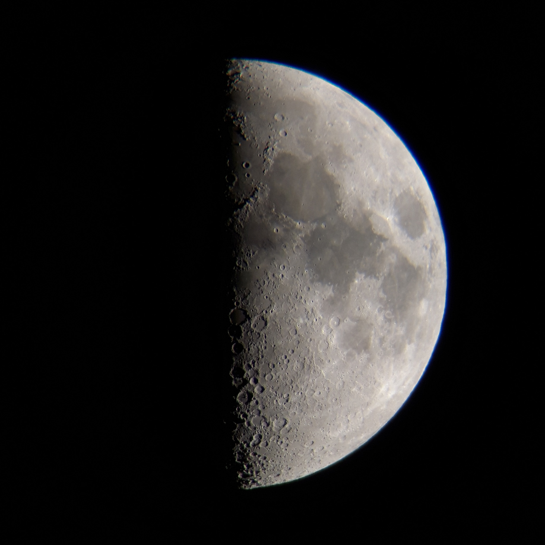 De maan gefotografeerd met behulp van een smartphone door een telescoop. Door de schaduwwerking op de dag-nachtgrens zijn de kraters op indrukwekkende wijze zichtbaar. De maan is tijdens de Landelijke Sterrenkijkdagen voor iets meer dan de helft verlicht