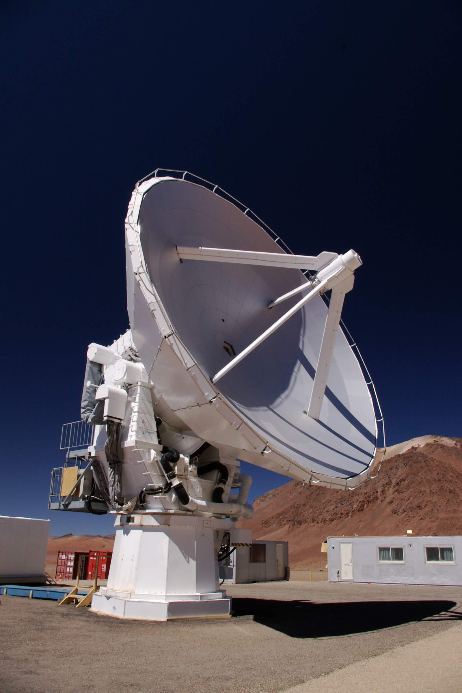 Het DESHIMA-instrument is getest op de ASTE-telescoop in Pampa la Bola, 4860 meter hoog in het noorden van Chili. (c) NAOJ
