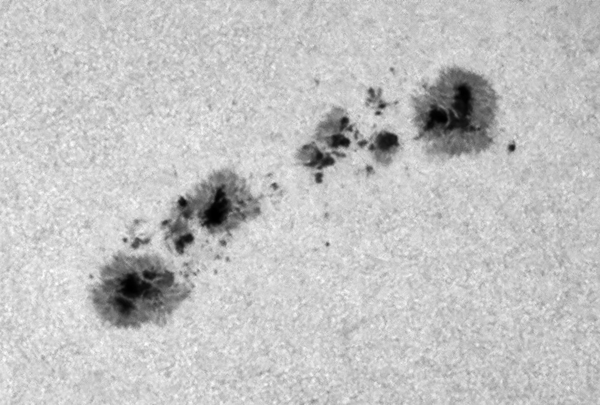Zonnevlekken, in beeld gebracht met een telescoop en een speciaal filter dat wit licht weghaalt. (c) Sebastiaan de Vet