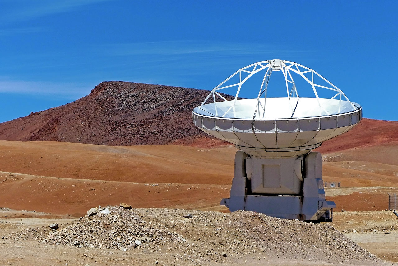 Een van de ALMA-antennes op de Chajnantor-hoogvlakte in de Andes in Noord-Chili.  Credit: ESO